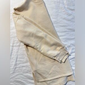 Universal Threads Women’s Size Medium Cream Sweater